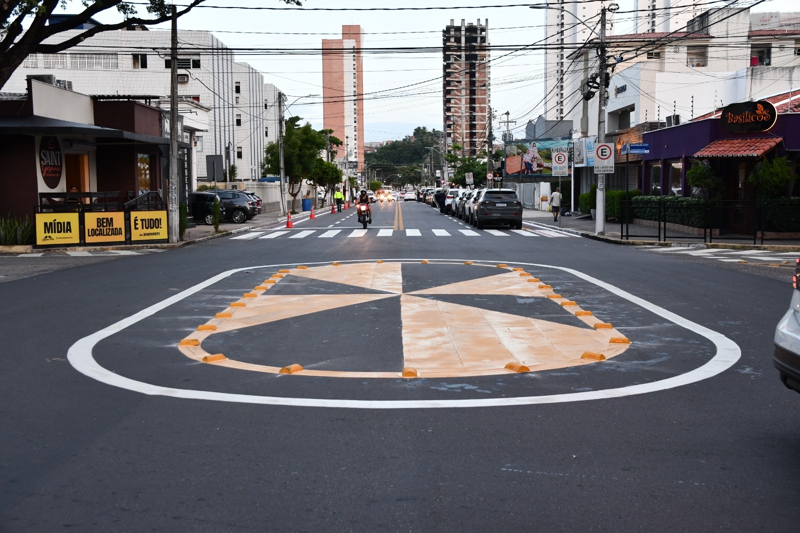 Prefeito inaugura obras de capeamento asfáltico e sinalização da Rua Trairi em Petrópolis