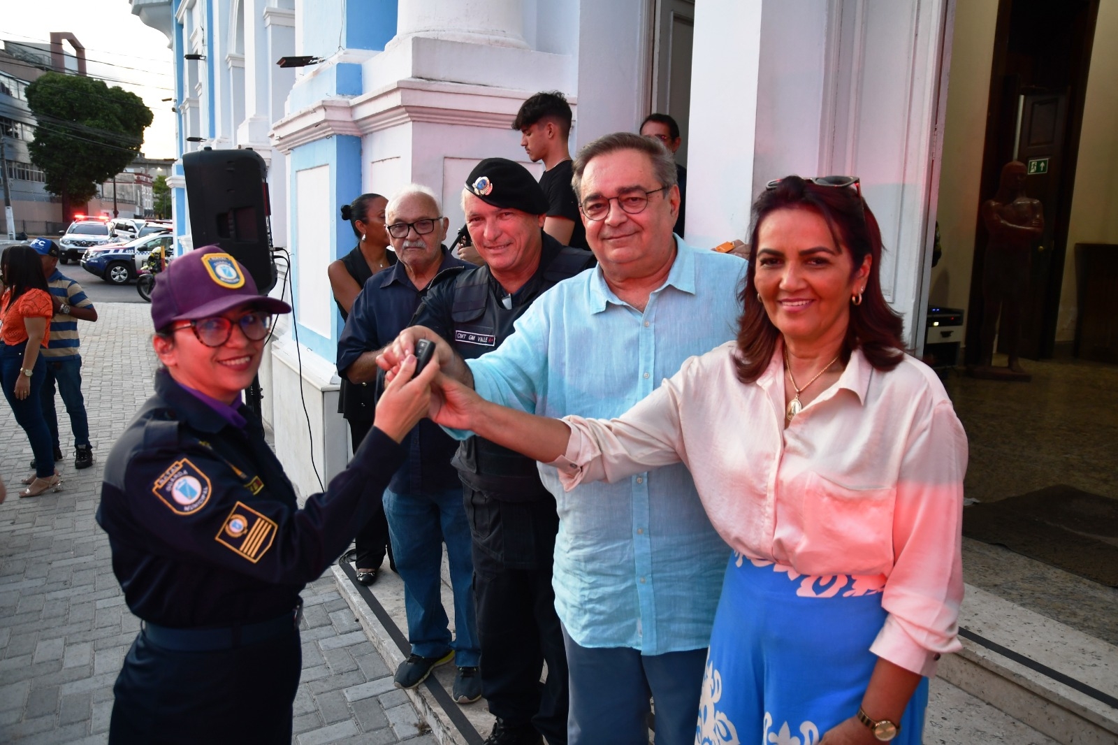 Prefeito Álvaro Dias entrega seis viaturas para a Guarda Municipal