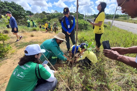 Prefeitura realiza plantio de 200 mudas às margens do Rio Pitimbu para reflorestamento da área