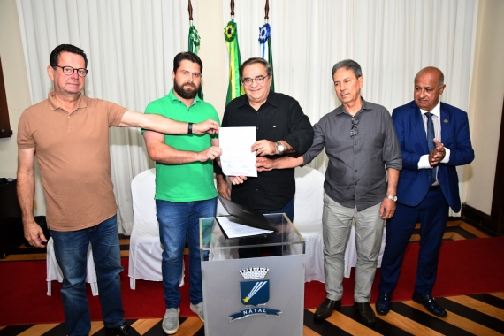 Prefeito Álvaro Dias assina ordem de serviço de novo lote de ruas do programa Asfalto Novo