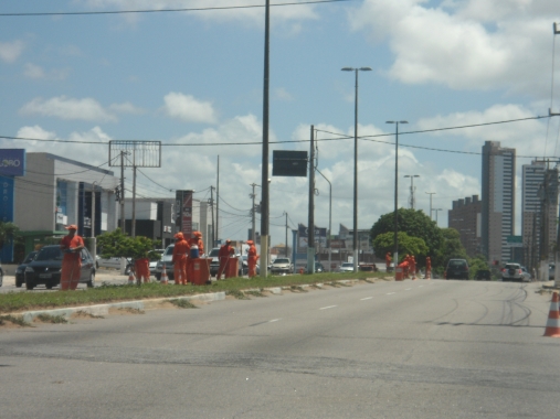 Urbana intensifica ação de limpeza nas avenidas Roberto Freire e Salgado Filho
