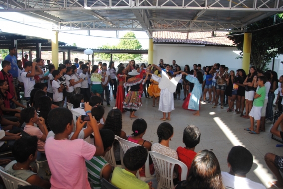 Alunos da Escola Municipal José do Patrocínio comemoram o Dia Nacional do Folclore