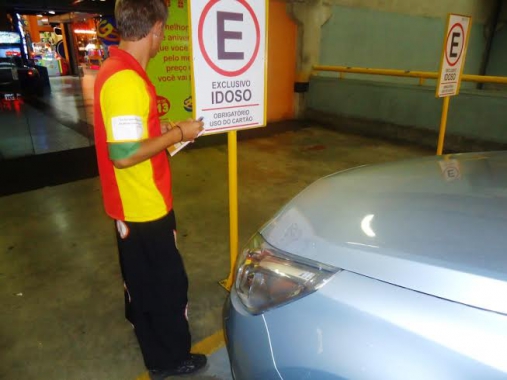 Campanha orienta motorista sobre uso da vaga especial nos estacionamentos