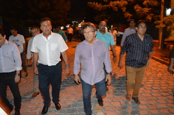 Prefeito faz visita técnica em obras de drenagem e pavimentação na ZN   