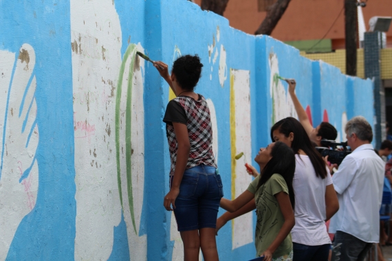 Estudantes grafitam muro da Escola M. Irmã Arcângela com mensagens de paz