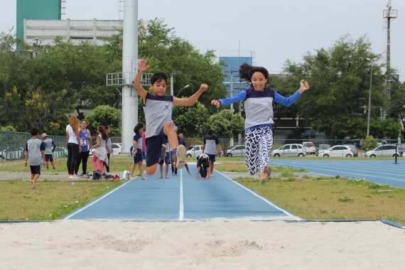Alunos da rede municipal participam de atividade na pista de atletismo da UFRN