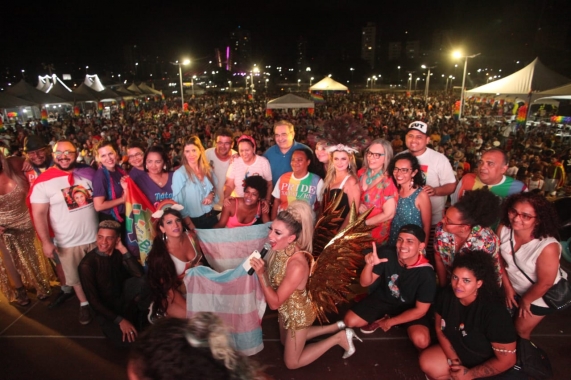Prefeito Álvaro Dias participa da 21ª Parada LGBT de Natal que teve apoio da prefeitura