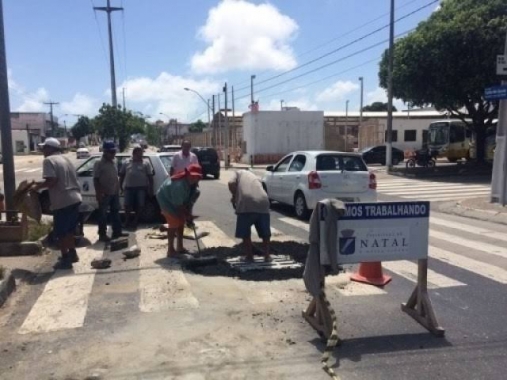 Ruas de Ponta Negra recebem manutenção na rede de drenagem 