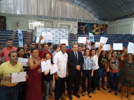 Prefeitura entrega mais de mil certificados de qualificação profissional