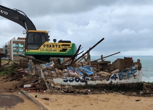 Antigo canteiro de obras que servia de depósito de lixo na Via Costeira é demolido pela Semurb