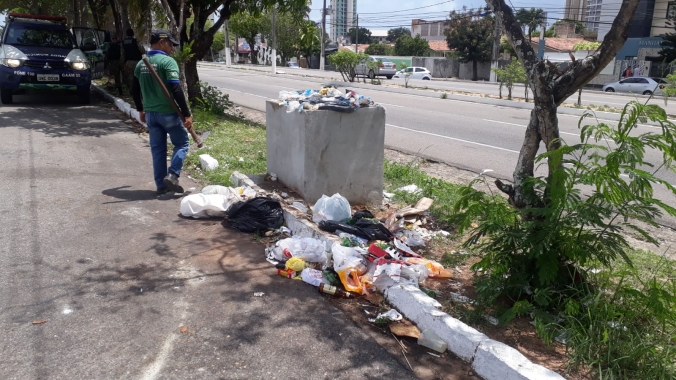 Semurb remove lixeiras irregulares em canteiro central no bairro de Ponta Negra