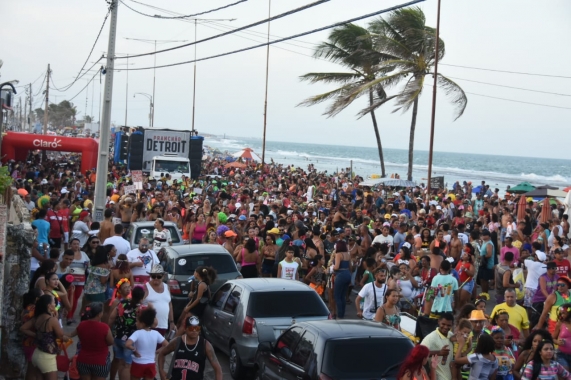 Carnaval em Natal: Pranchão garante alegria dos foliões na Praia do Meio