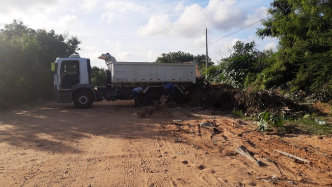 Caminhão é apreendido pela Semurb por despejar resíduos da construção civil na ZPA-01