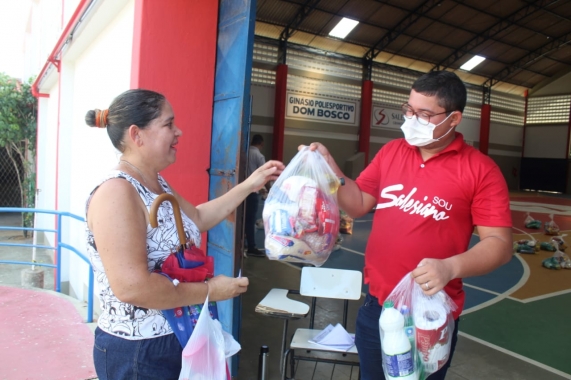 Alunos do Educandário Dom Bosco recebem cestas de alimento na crise do Covid-19