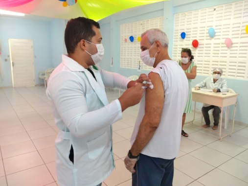 Natal atinge meta de vacinação para idosos e desativa postos volantes