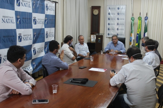 Prefeito Álvaro Dias e secretários recebem comissão do trade turístico