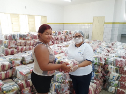 Prefeitura do Natal entrega 866 cestas básicas para alunos da Zona Leste