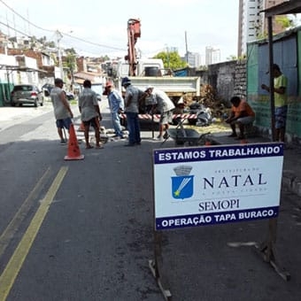 Panatis e Planalto recebem manutenção em vias pavimentadas com paralelepípedos 