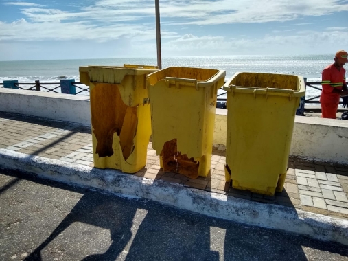 Lixeiras em Ponta Negra são novamente vandalizadas