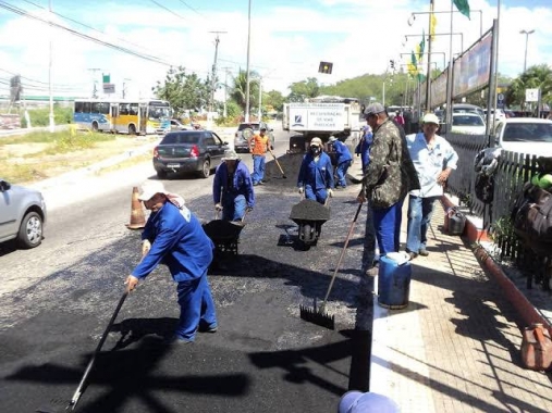 Bairro do Alecrim recebe serviços da Operação tapa buracos nesta quinta-feira 