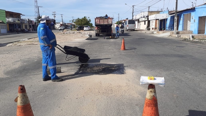 Capim Macio e Cidade Satélite recebem aplicação de asfalto
