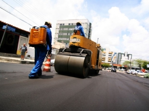 Prefeitura colocará asfalto novo nas quatro regiões da cidade nos próximos dias