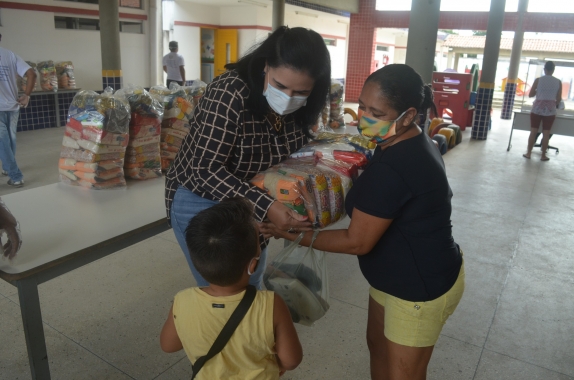 Prefeitura inicia distribuição de alimentos para alunos da Rede Municipal 