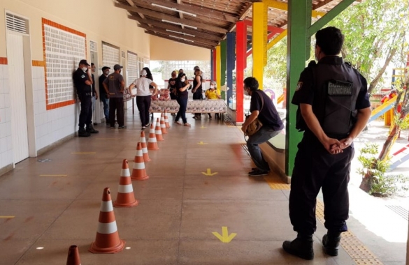 Guarda garante segurança e organização na distribuição de cestas básicas nas escolas 