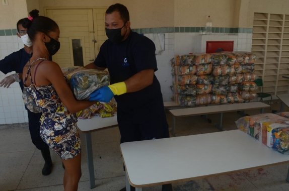 Prefeitura do Natal distribui cestas em oito unidades de ensino da zona Norte 
