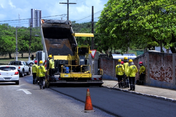Avenida Rui Barbosa: recapeamento asfáltico continua até segunda