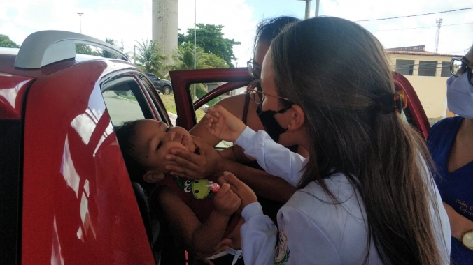 Abaixo da meta contra polio, Natal convoca pais para drive-thru no Arena das Dunas