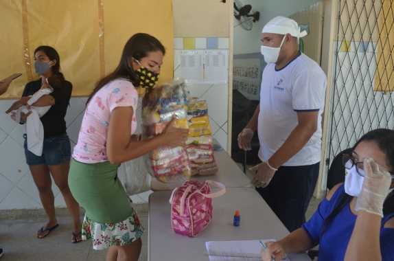 Prefeitura do Natal distribui cestas básicas para alunos da zona Norte 