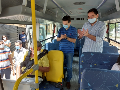  SEMTAS entrega micro-ônibus adaptado para usuários da Residência Inclusiva