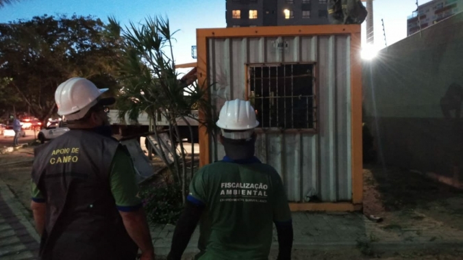 Prefeitura remove container irregular em área pública de Ponta Negra