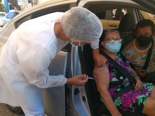Prefeitura de Natal vacina 1.471 Idosos com 90 anos e mais