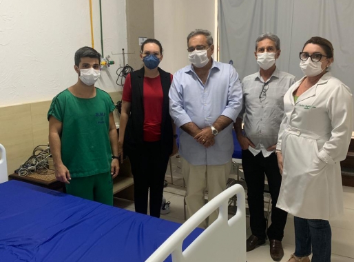 Prefeito Álvaro Dias monitora instalação de leitos-críticos do Hospital de Campanha