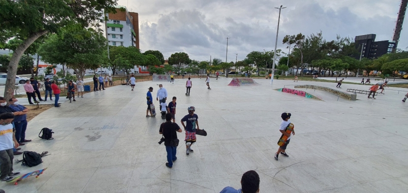 Álvaro Dias entrega praça do Disco Voador e Skate Park em Ponta Negra