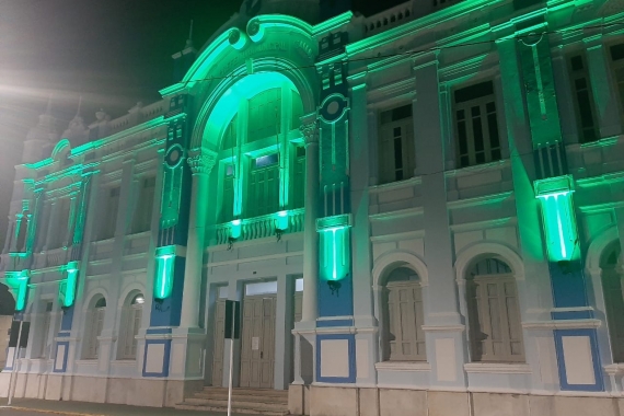 Prefeitura tem iluminação especial em alusão ao combate ao Glaucoma