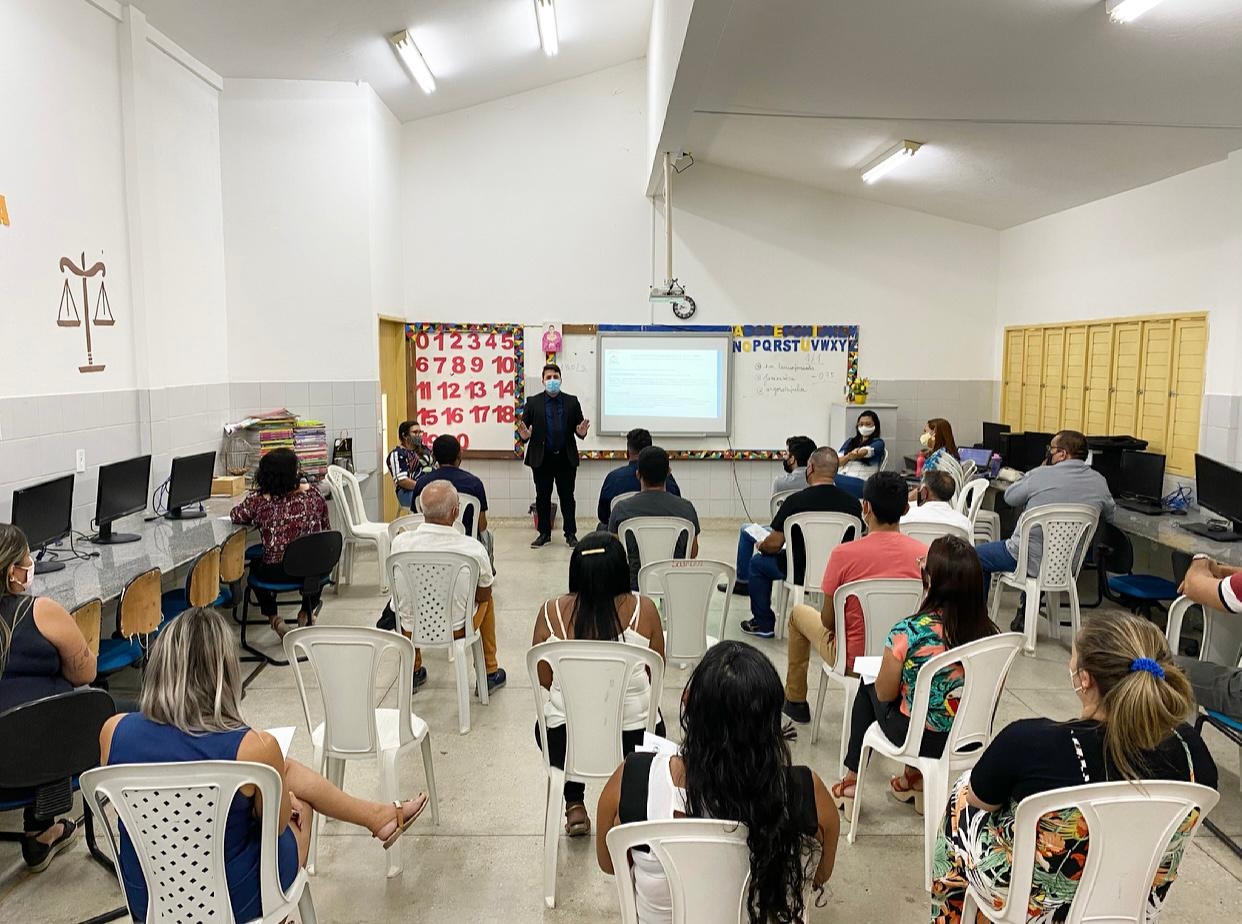 Terceirizados da Escola Municipal Prof. Laércio Fernandes participam de formação 