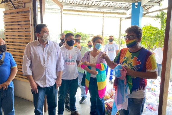 Semtas e Busão Solidário entrega cestas básicas ao segmento LGBTQIA+
