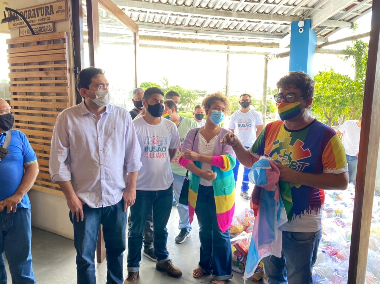 Semtas e Busão Solidário entrega cestas básicas ao segmento LGBTQIA+