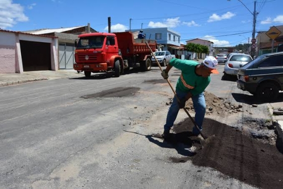 Operação tapa buracos atende aos bairros Alecrim e Lagoa Nova
