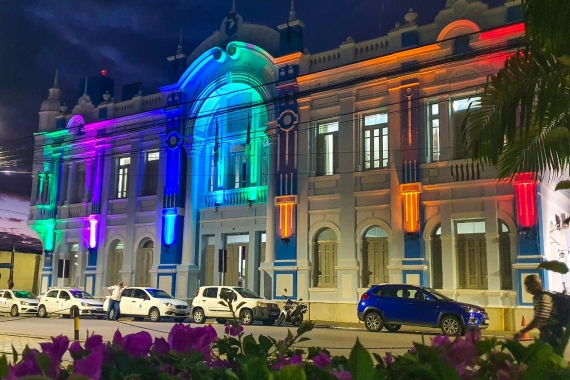 Palácio Felipe Camarão tem iluminação especial em alusão ao Orgulho LGBTQIA+