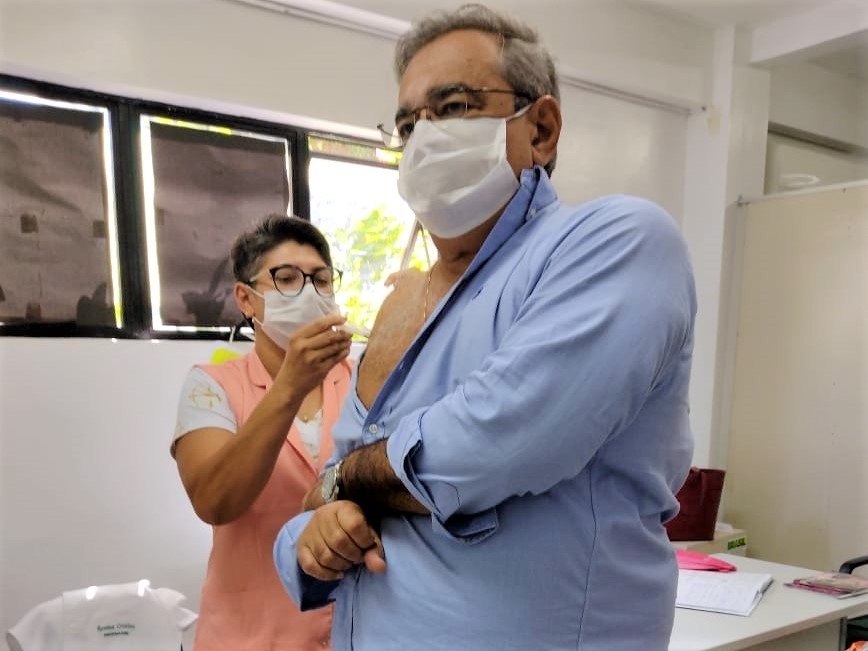 Prefeito Álvaro Dias visita ponto de vacinação e recebe imunizante contra a Influenza