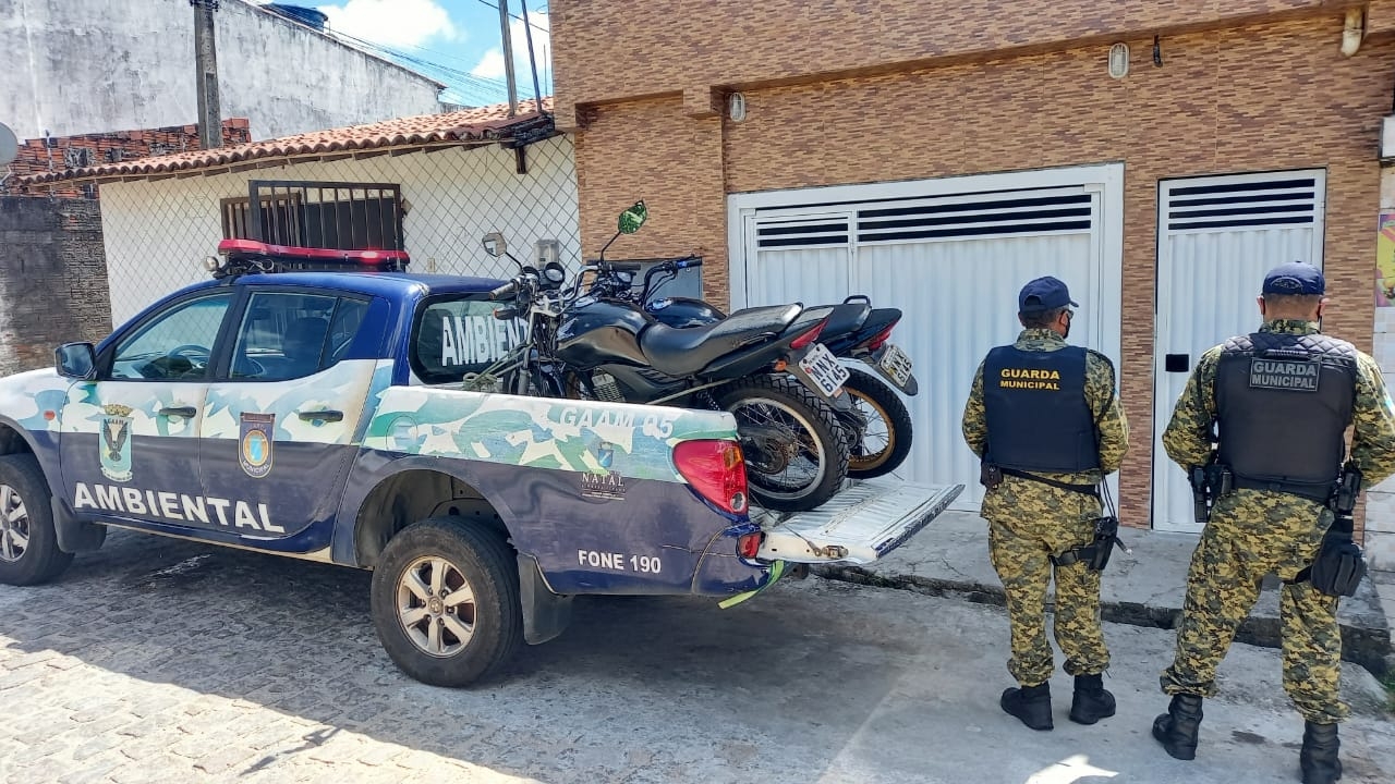Guarda Municipal apreende duas motocicletas com placas idênticas em residência da zona Oeste