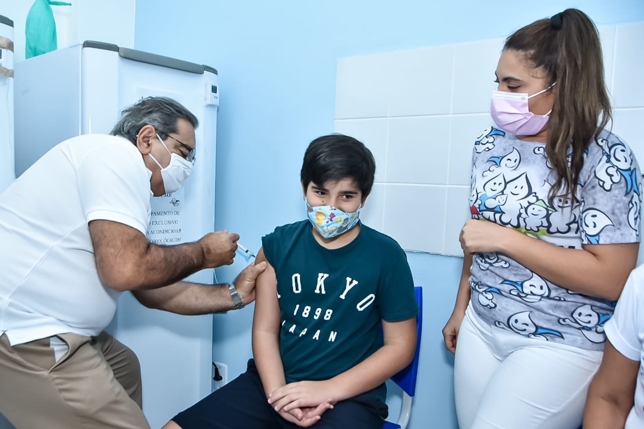 Álvaro Dias acompanha o dia D de Multivacinação em Natal para crianças e adolescentes