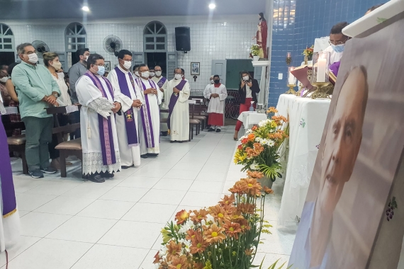 Missa de Padre Tiago é celebrada na Capela de Santa Cruz