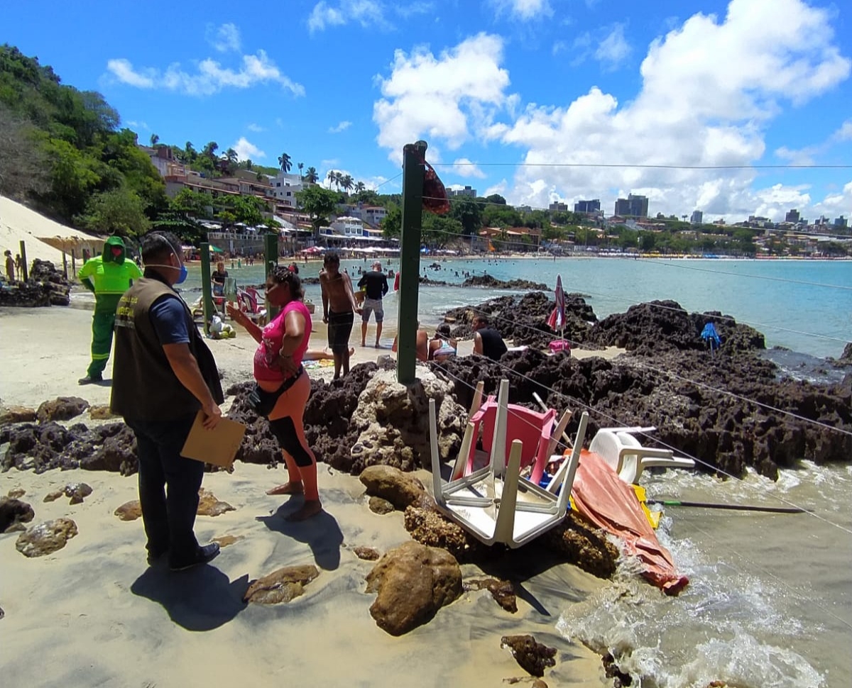 Fiscalização autua seis pessoas e apreende mesas, cadeiras e guarda-sóis em Ponta Negra 