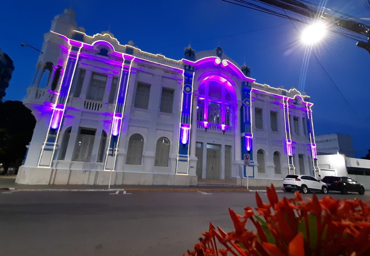 Palácio Felipe Camarão tem iluminação especial para campanha contra hanseníase