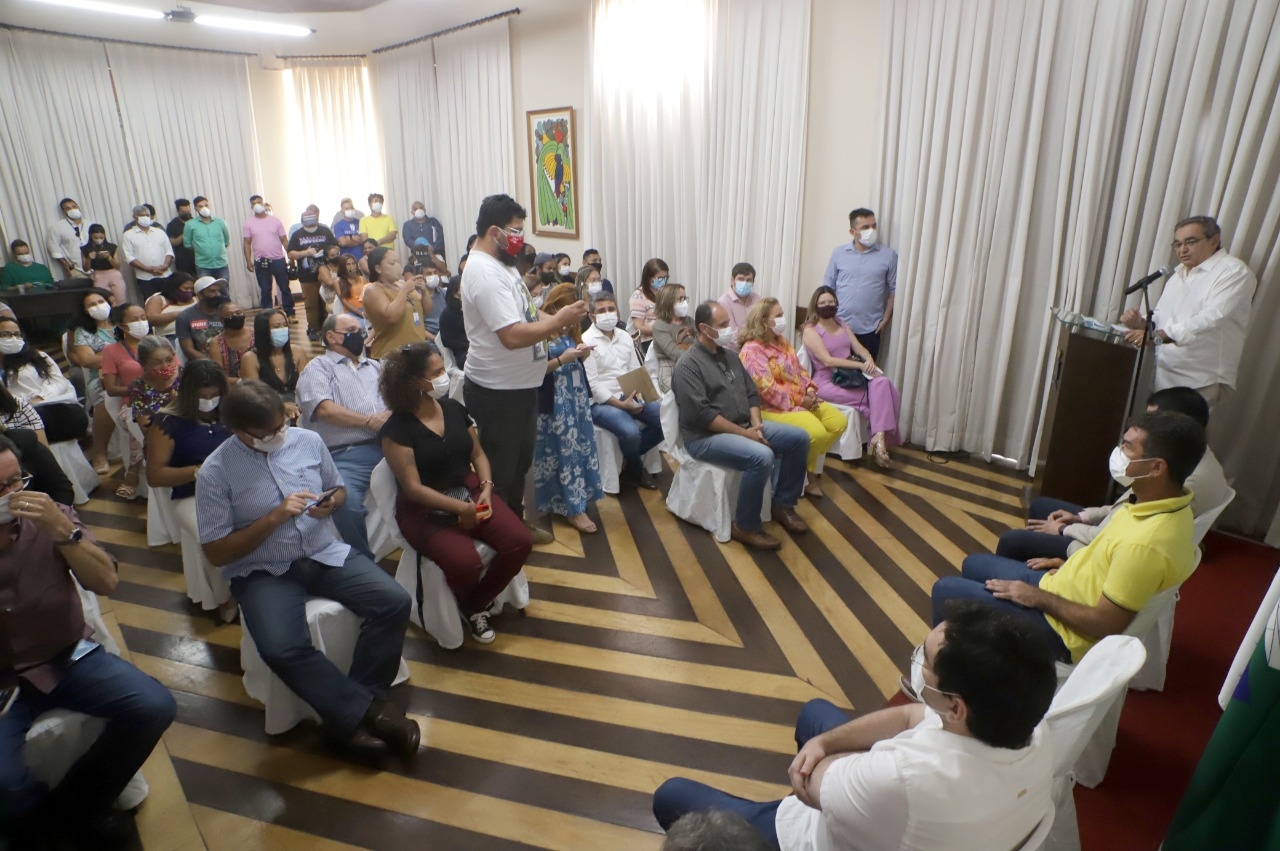 Prefeito Álvaro Dias entrega cartão do Aluguel Social a beneficiários